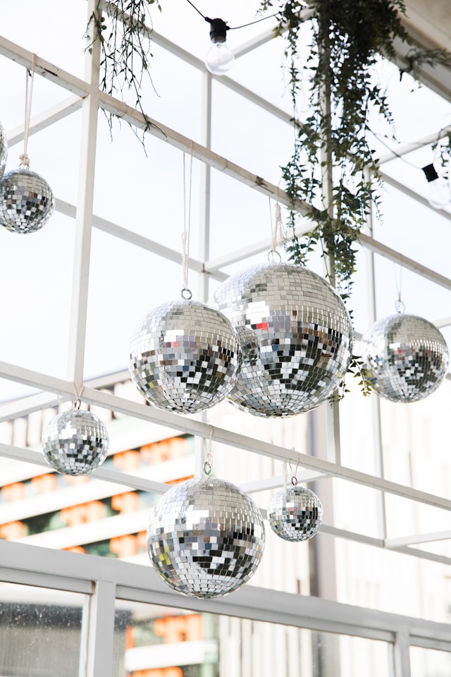 silver-and-crystal-ball-ball-decors